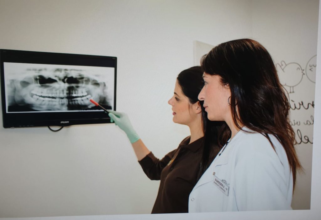 Aurora Deza realizando una valoración dental personalizada en clínica de implantología en Castellón