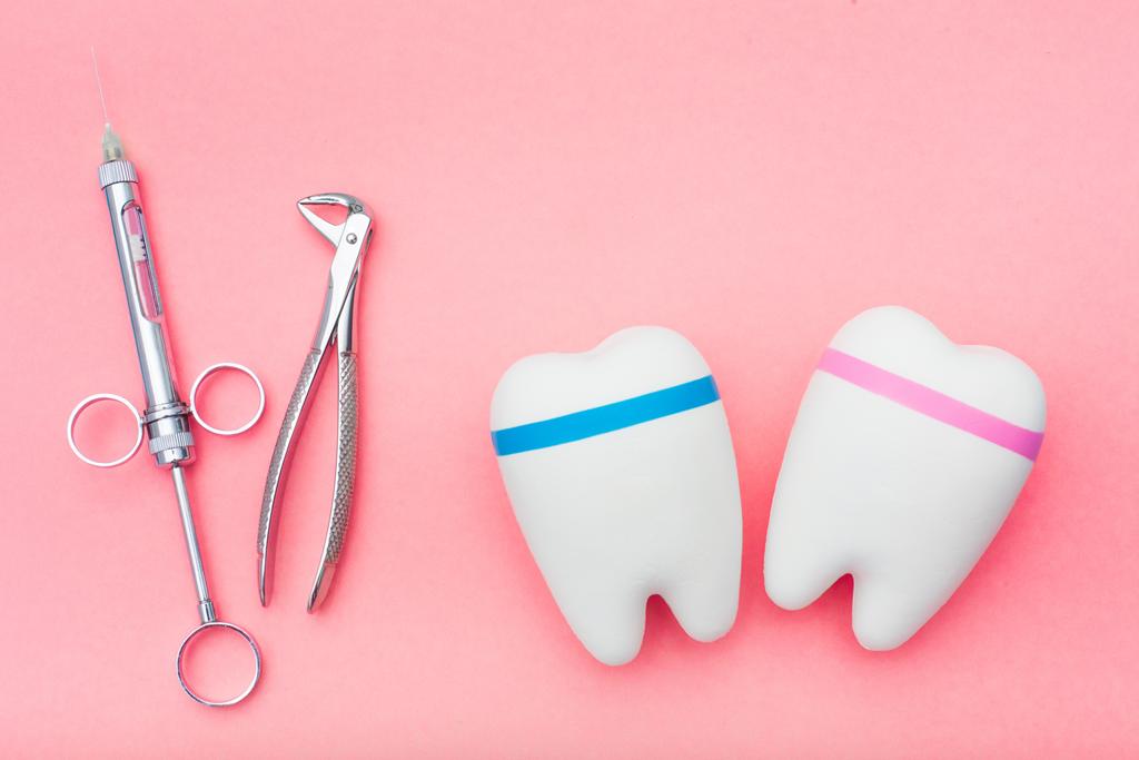 Instrumental odontológico empleado en procedimientos de cirugía oral e implantología en Castellón.