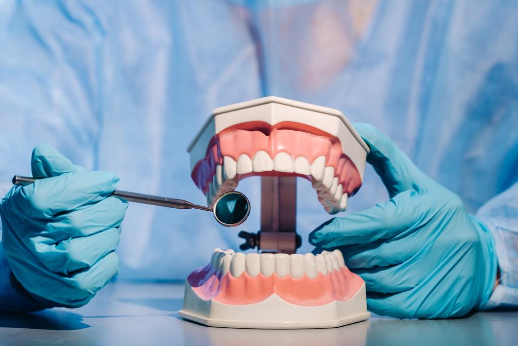 Valoración profesional de salud bucodental para detectar problemas que requieren cirugía oral en Castellón.