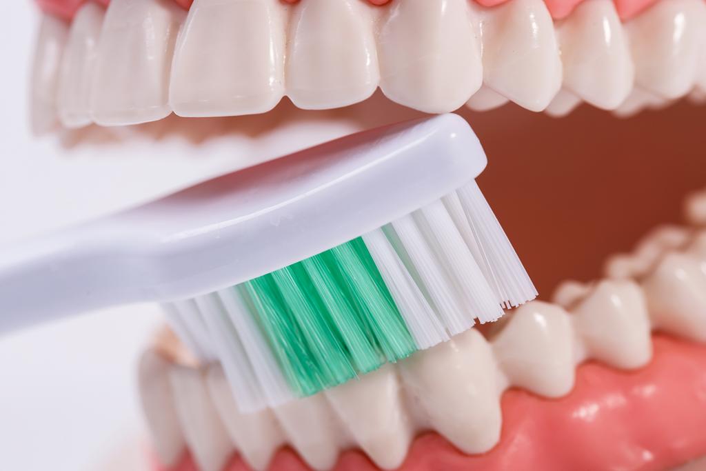 Higiene oral diaria para cuidar implantes dentales y mantener una sonrisa sana en Castellón.